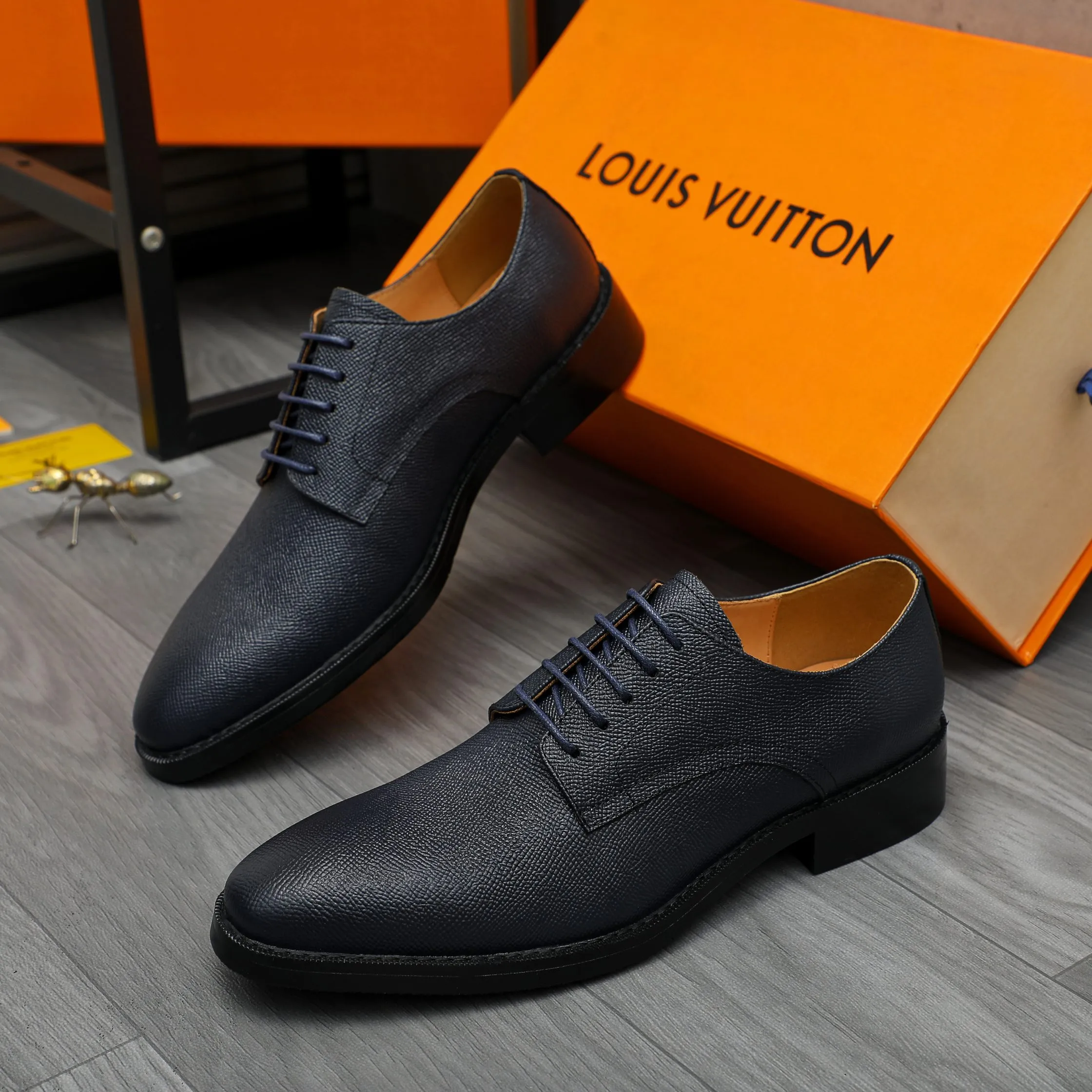 Men's shoes 💰500 Product trademark: LV "Louis Vuitton" business formal leather shoes Regular size: 39-45 (.45 customization is non-returnable) Product materials: Selected pebbled cowhide upper, cowhide lining, original rubber outsole